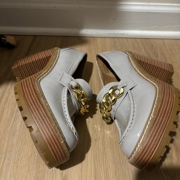 Madden Girl Gray Loafers with Gold Chain
Size 7 - Picture 4 of 6